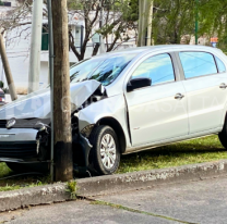 Norte&ntilde;o perdi&oacute; el control del auto y dio con todo contra un poste