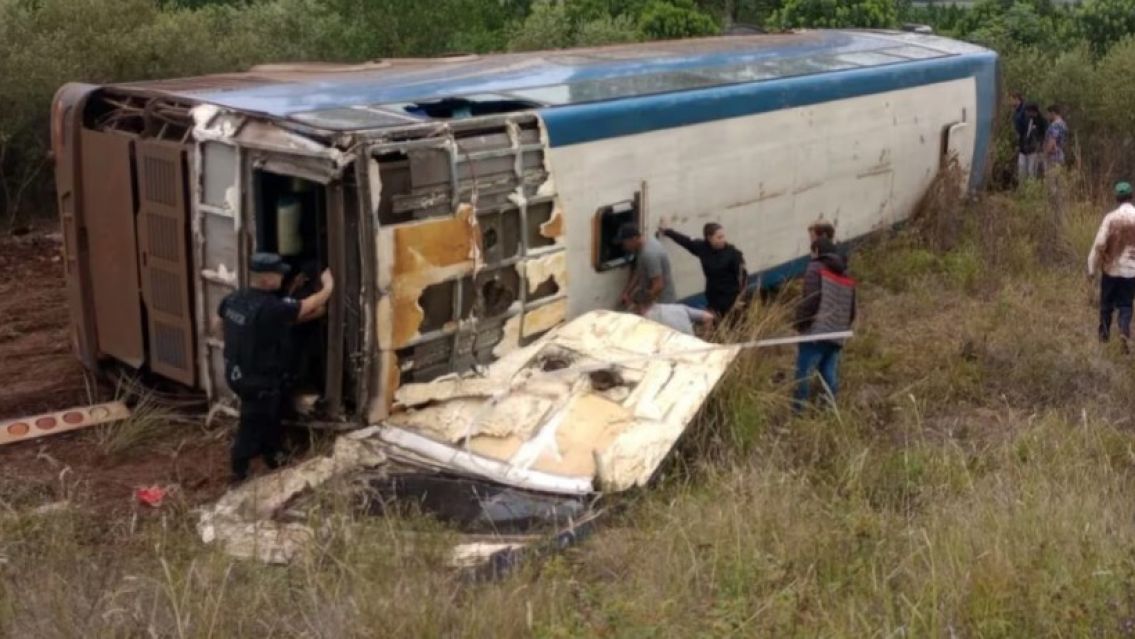 Un micro perdió el control y volcó sobre la ruta: hay 7 muertos y varios heridos