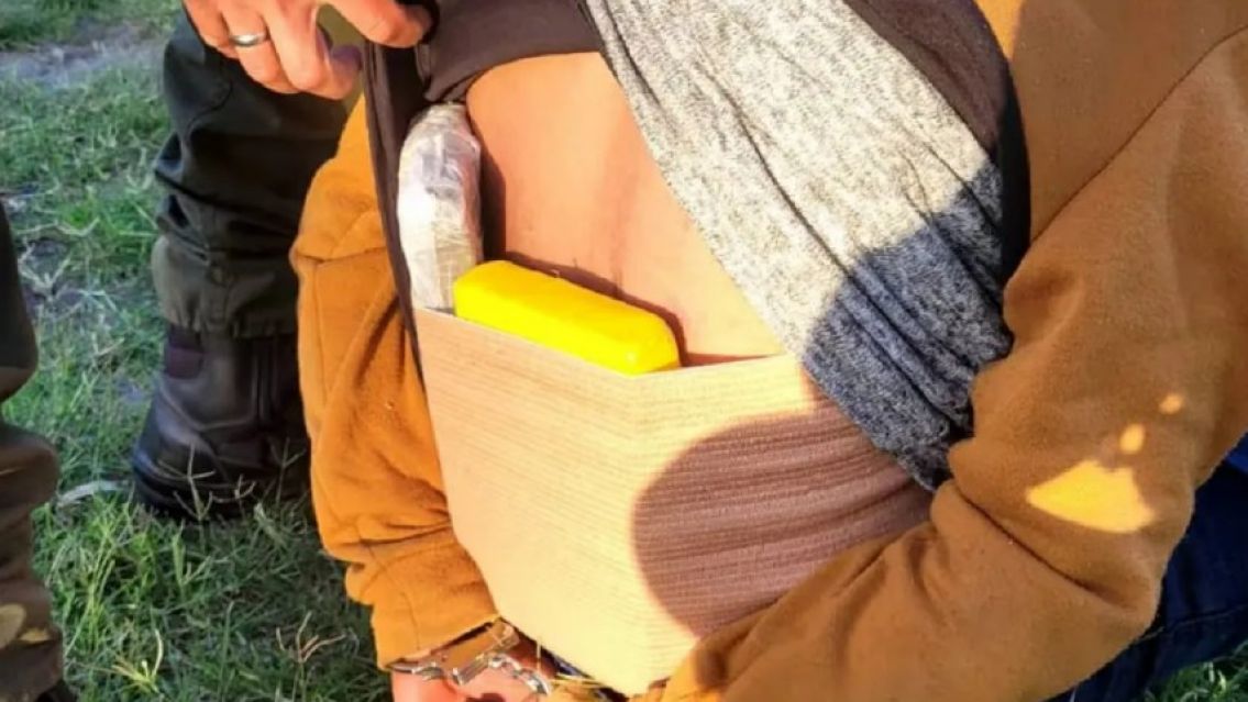 Atraparon un narco con 3 paquetes de cocaína pegado al cuerpo