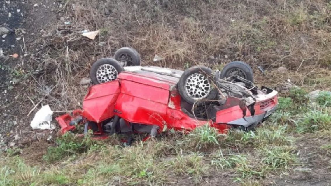 Brutal vuelco en la Cuesta de Bárecna: El conductor lucha por su vida