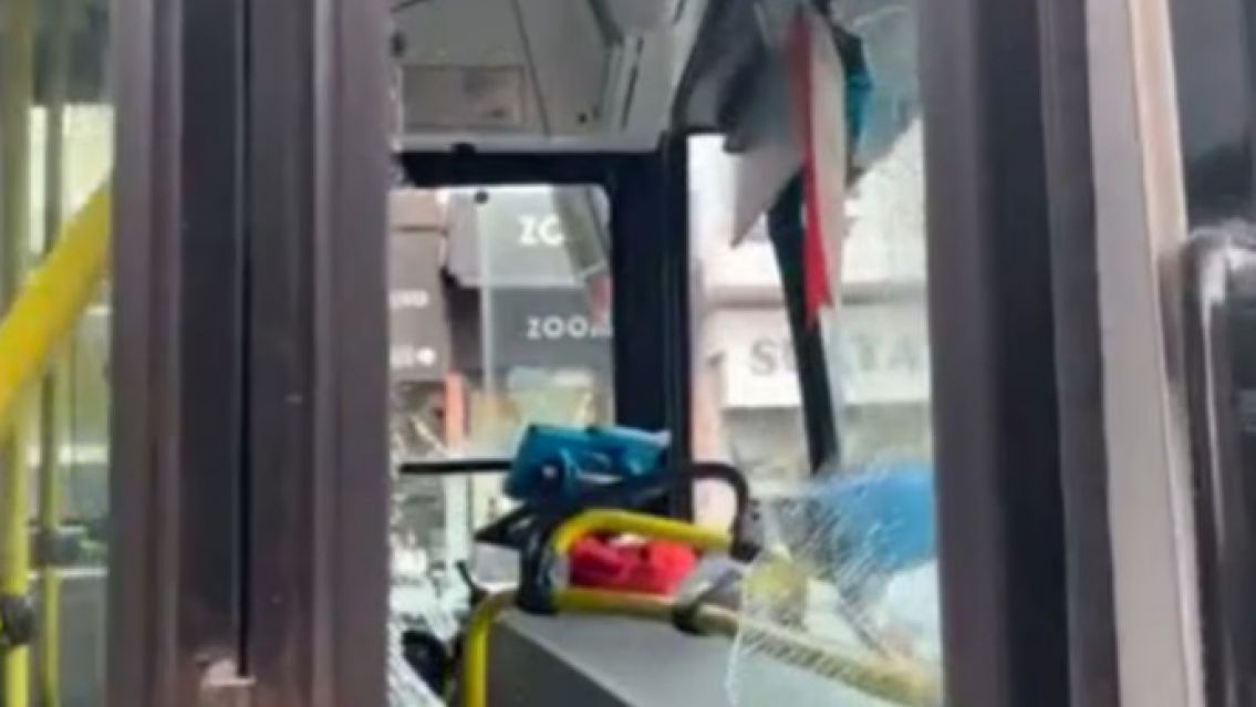 Atacaron a piedrazos a un colectivo: el chofer termin� internado por las heridas