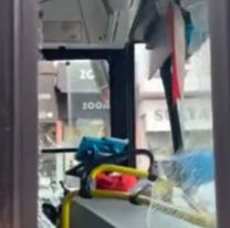 Atacaron a piedrazos a un colectivo: el chofer terminó internado por las heridas