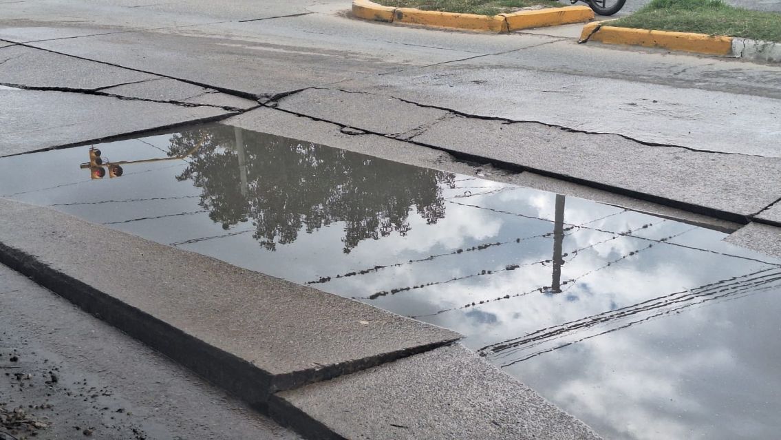 Vecinos de Palpal� exigen respuestas por una calle hundida y con p�rdida de agua
