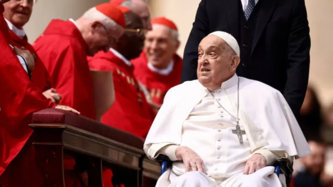 Se acabaron las teor�as conspirativas: m�s vivo que nunca, reapareci� el Papa