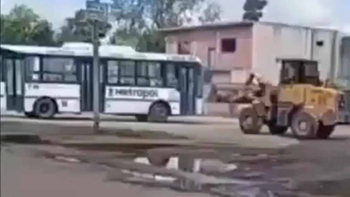 Destruy� tres bondis porque uno de ellos lo choc� mientras llevaba a su hijo al hospital