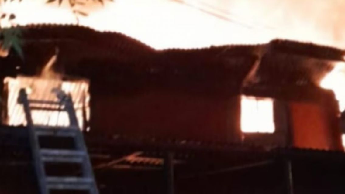 Murieron 3 nenes: quedaron atrapados en el incendio de su casa y no los pudieron rescatar