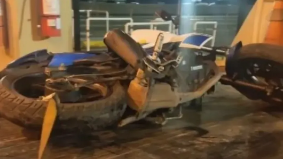 Famoso cantante de rock pasado de violento en plena calle, la arrastró