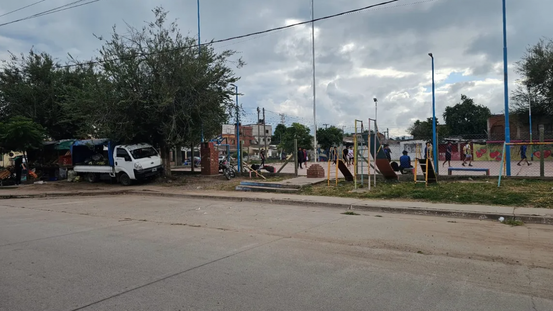 Treinta chicos con palos y armas blancas se agarraron en una placita jujeña