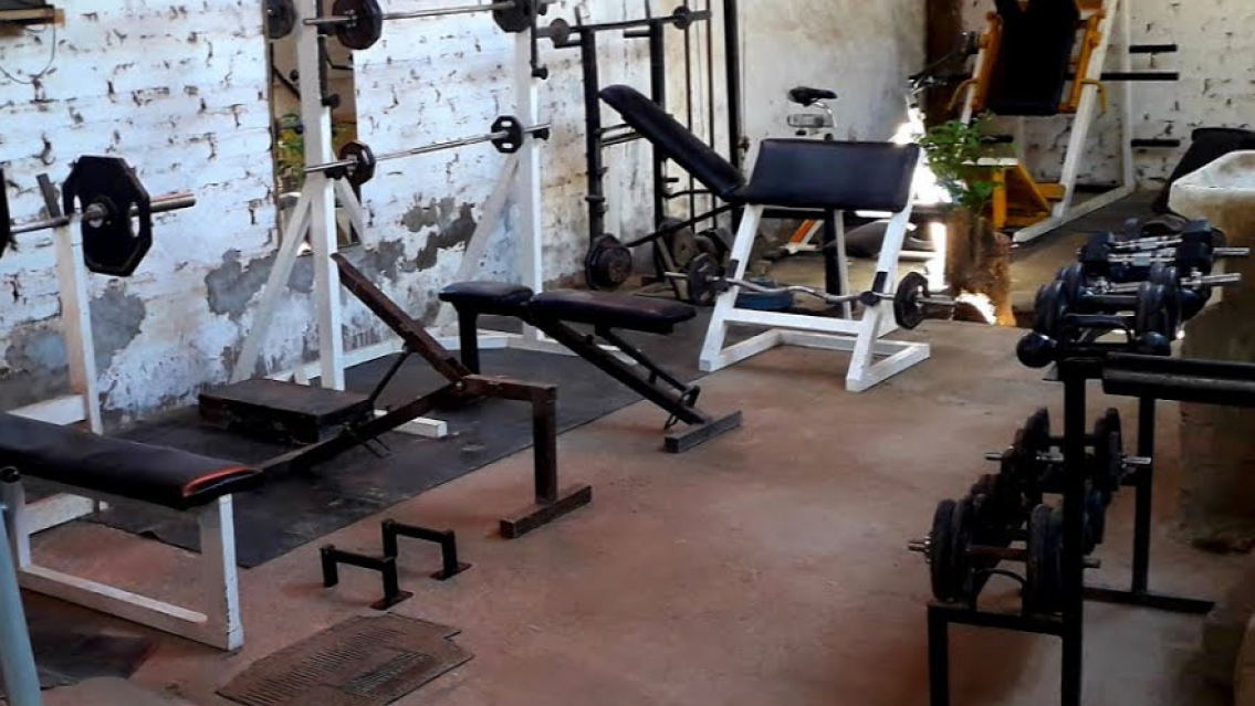 Horror en un gimnasio, falló una máquina, murió una chica y otra está grave