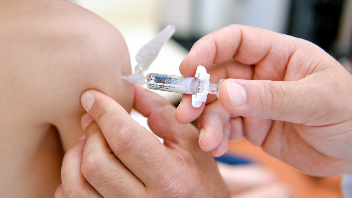 Pap� se neg� a vacunar a su ni�a y la menor falleci�