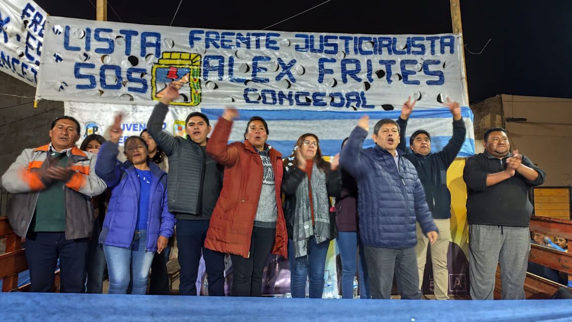 Alex Frites, Estrella Ignacio y Ramón Sosa con Karina Paniagua, Nilson Ortega y la militancia peronista humahuaqueña.