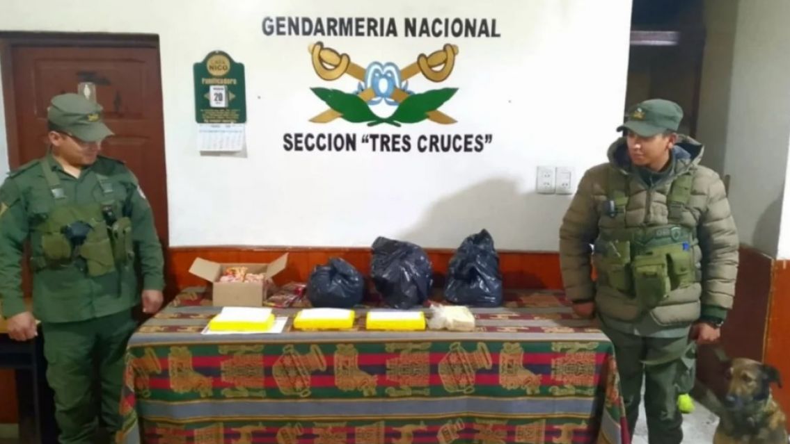 Pararon un colectivo en Tres Cruces y ven�a cargado de droga: Los detalles