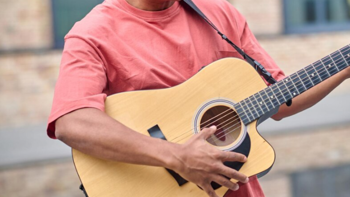 "Espero que no sea un ACV", a este cantante se le paralizó la cara