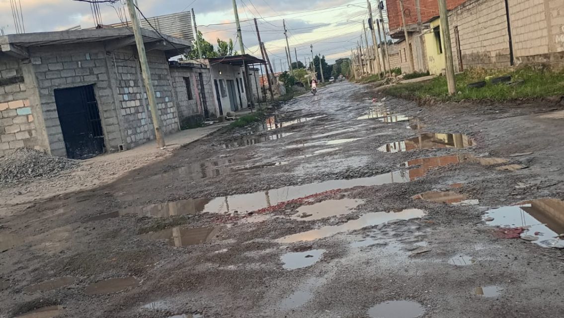 Calles minadas: vecinos denuncian el mal estado de los accesos al hospital Snopek