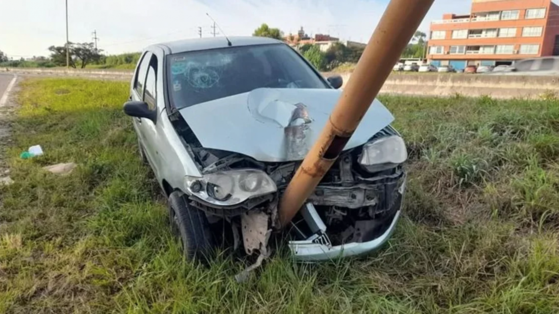 Machado al volante se estampilló contra un poste en la RN 9 en Jujuy