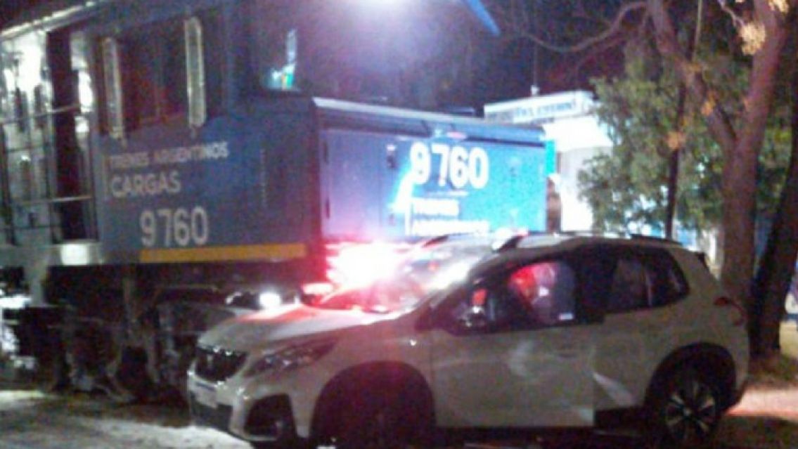 Intentó cruzar las vías y terminó chocando con un tren: iba con su bebé en el auto