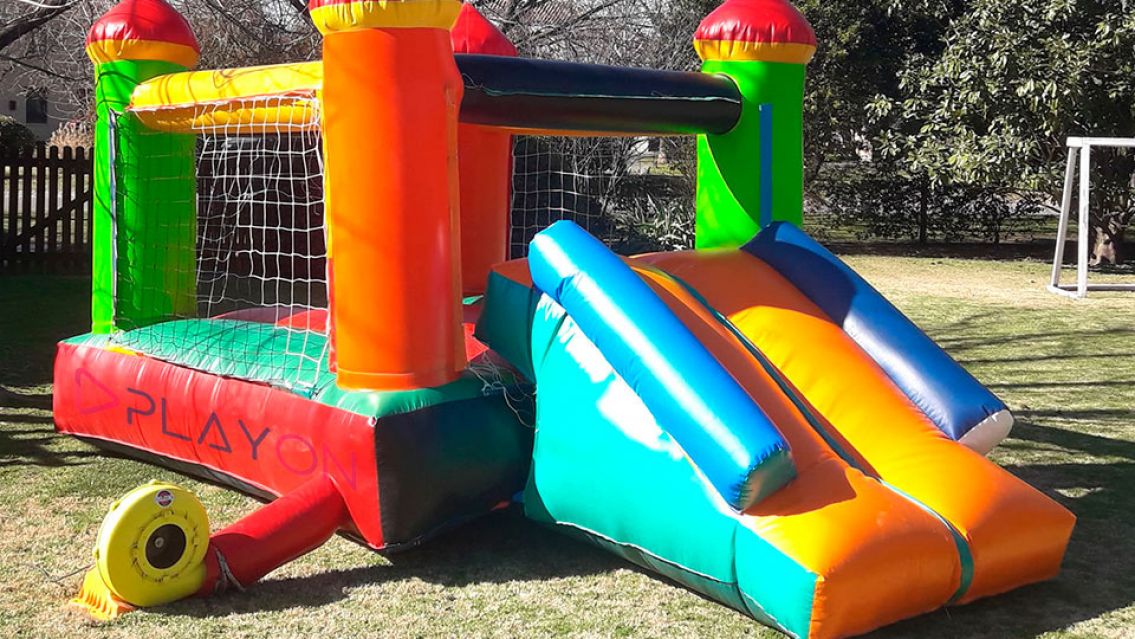 Bebé de dos años estaba en un castillo inflable y el viento causó un velorio