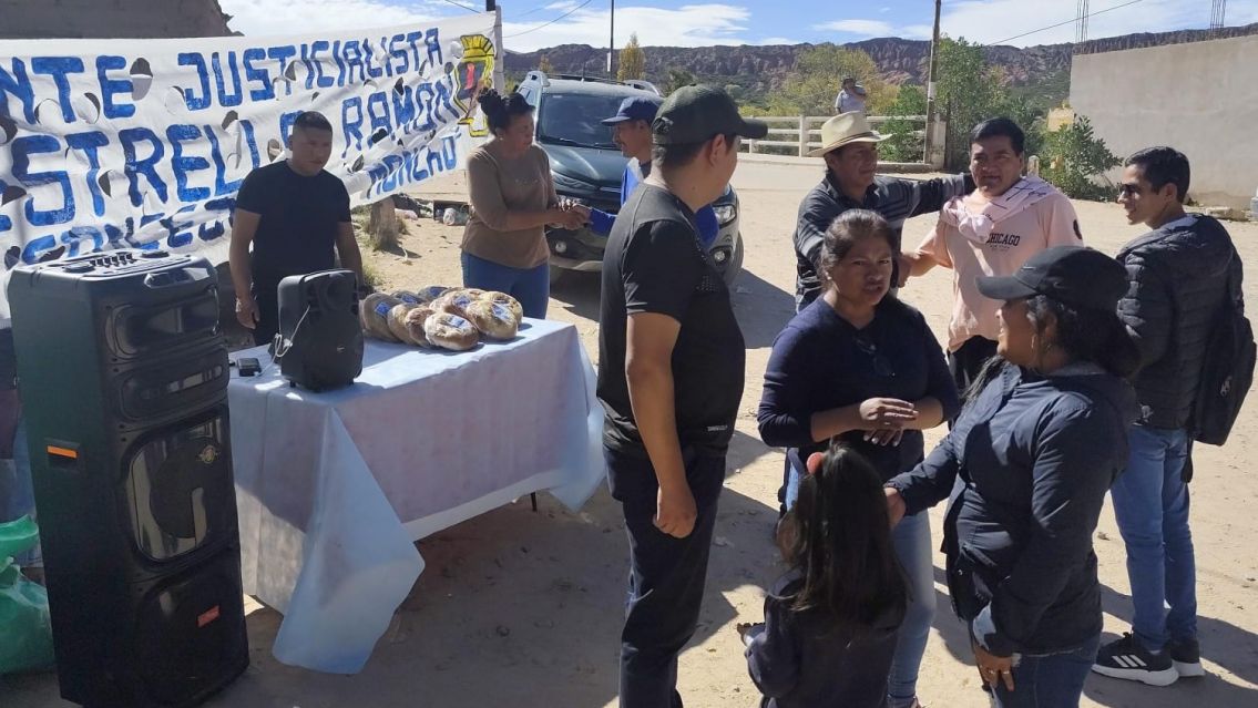 En Pascua, candidatos del Frente Justicialista recorrieron Humahuaca repartiendo roscas