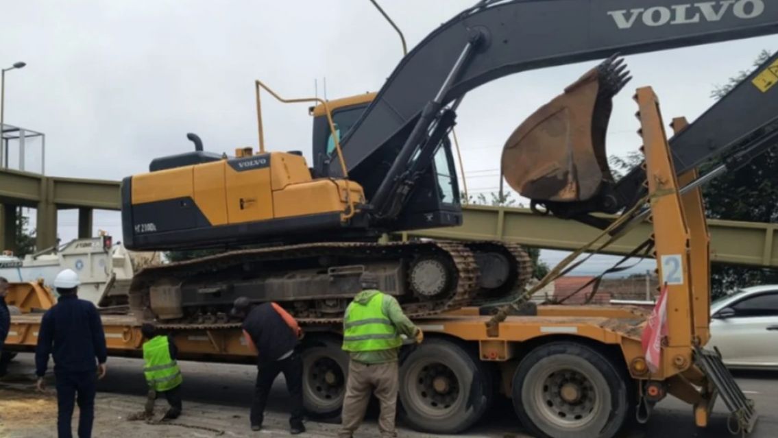 Enorme camión llevaba una topadora y perdió el control en la ruta 66