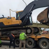 Enorme camión llevaba una topadora y perdió el control en la ruta 66
