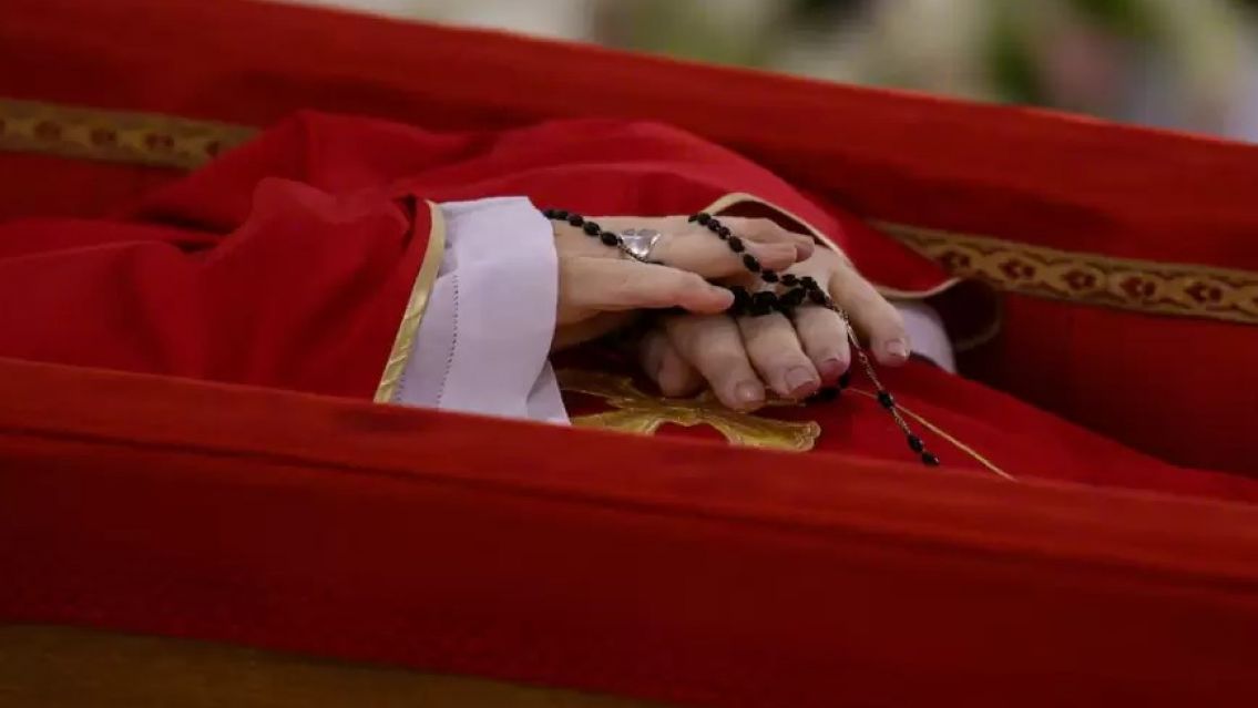 URGENTE: Difunden las primeras im�genes del Papa Francisco en su f�retro