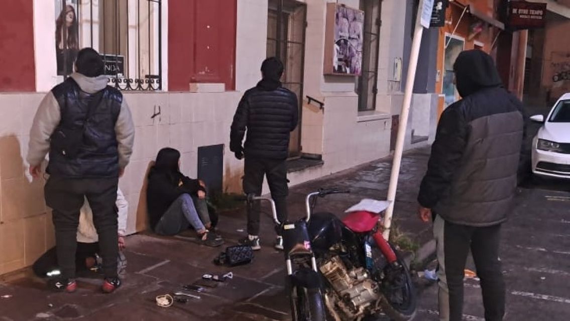 Cayeron con motos robadas, droga y armas: los atraparon en pleno centro de Jujuy