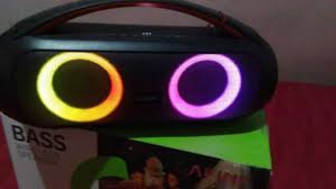 Jujeña escuchaba cumbia en la vereda pasaron cinco tipos y le robaron el parlante