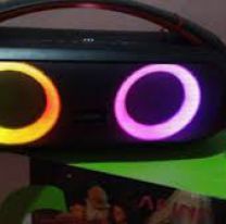 Juje&ntilde;a escuchaba cumbia en la vereda pasaron cinco tipos y le robaron el parlante 