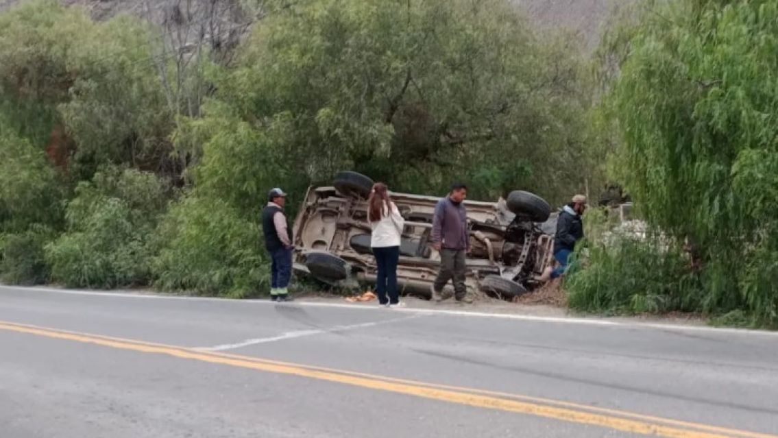 Violento vuelco de una camioneta del municipio de Purmamarca en Ruta 52
