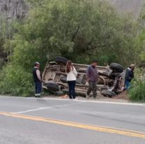 Violento vuelco de una camioneta del municipio de Purmamarca en Ruta 52