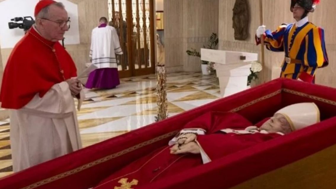 El Vaticano public� las primeras im�genes del papa Francisco en su f�retro
