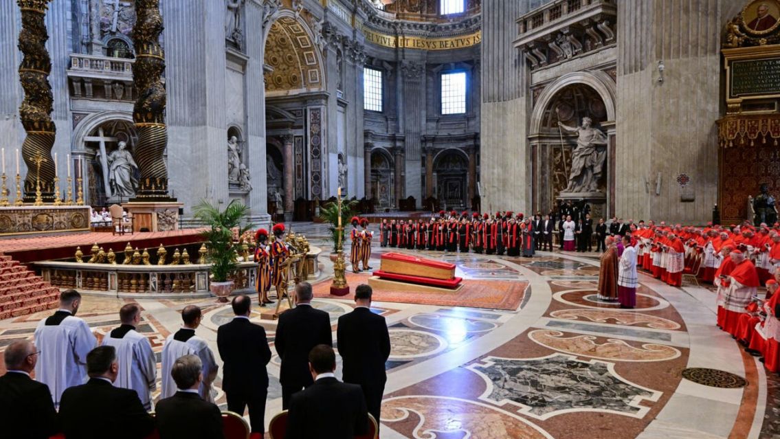 Los restos de Papa Francisco fueron llevados a la Bas�lica de San Pedro
