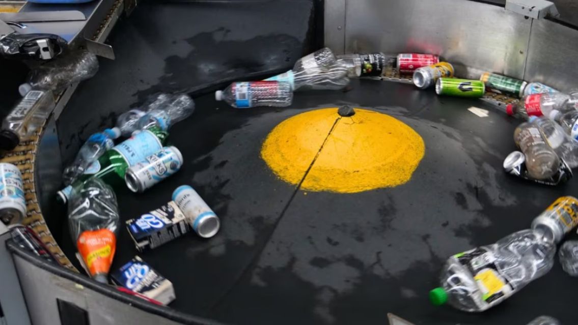 Junt� latas y botellas durante 7 a�os y logr� comprarse una casa