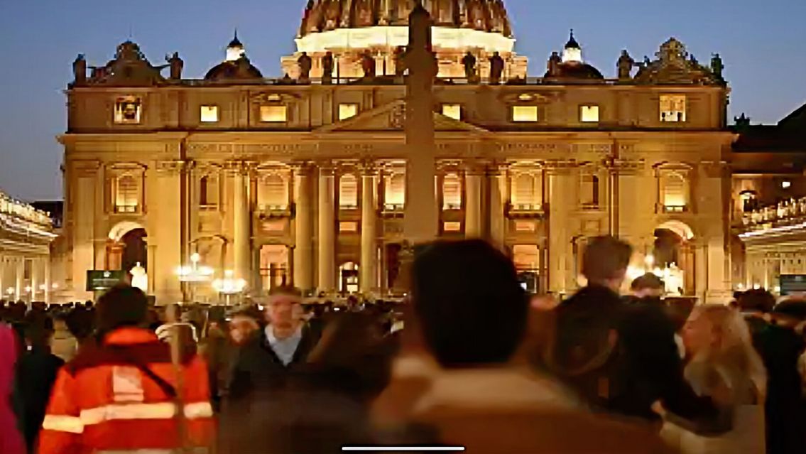 Miles de personas colmaron el Vaticano para despedir al Papa Francisco