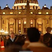 Miles de personas colmaron el Vaticano para despedir al Papa Francisco 