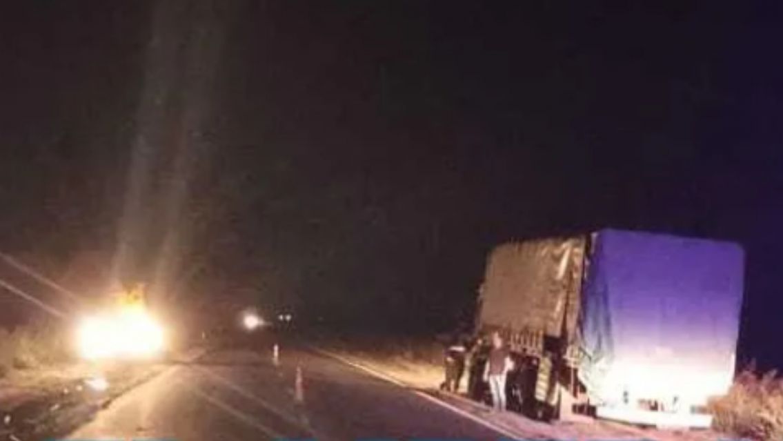 [HORROR] A un cami�n se le revent� una cubierta y provoc� un choque en cadena en Ruta 34