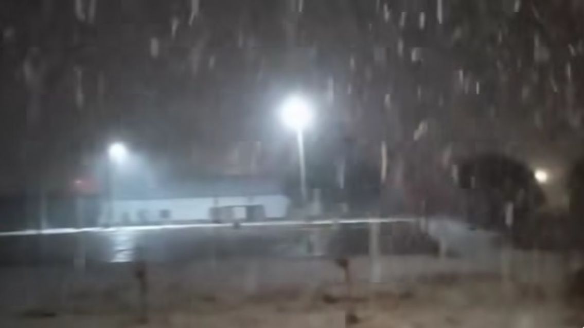 Empez� a nevar en Jujuy: todo el pueblo se ti�� de blanco