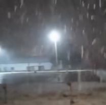 Empezó a nevar en Jujuy: todo el pueblo se tiñó de blanco