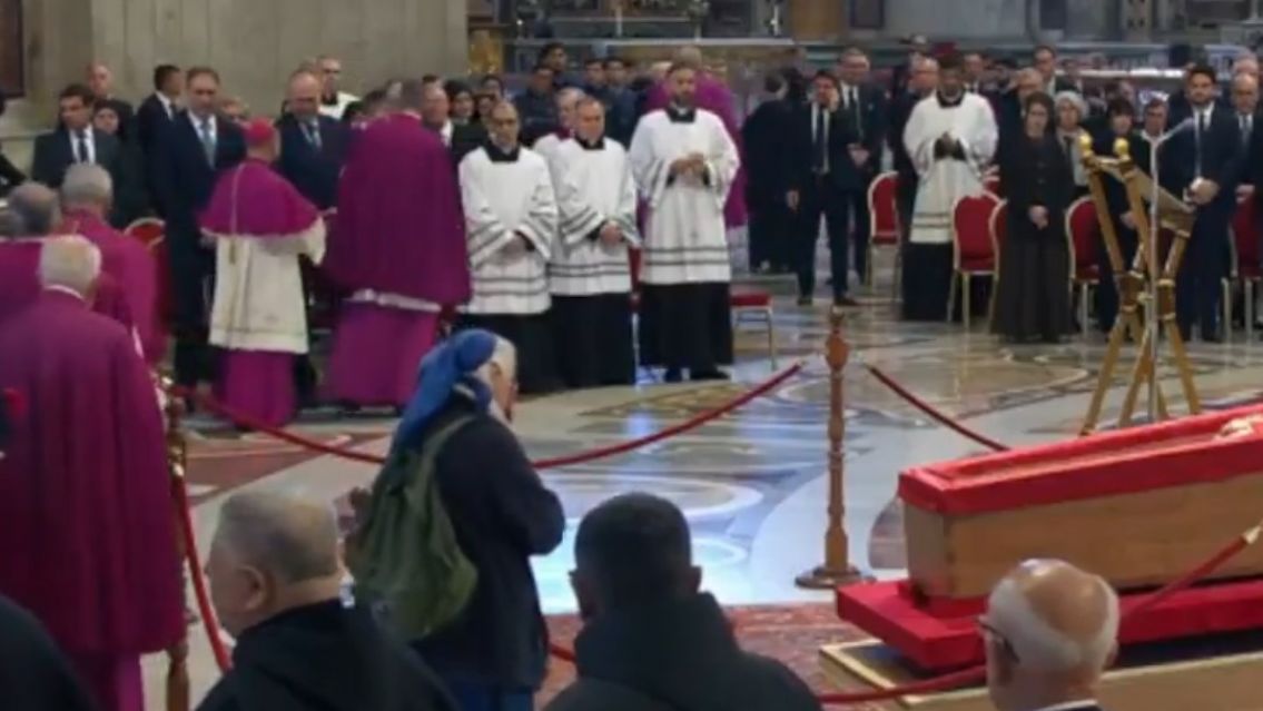 Con lágrimas y en silencio: una monja rompió el protocolo para llorar junto al féretro