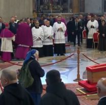 Con lágrimas y en silencio: una monja rompió el protocolo para llorar junto al féretro