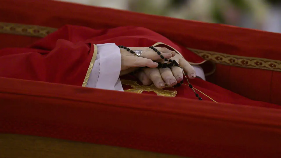 C�mo conservan el cuerpo del Papa que pidi� "no ser embalsamado"