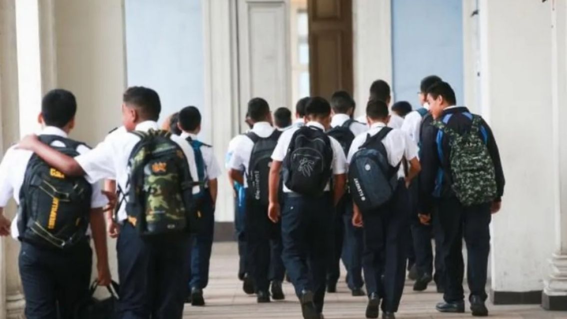 Entró a un colegio de Jujuy y amenazó con golpear a estudiantes de segundo año