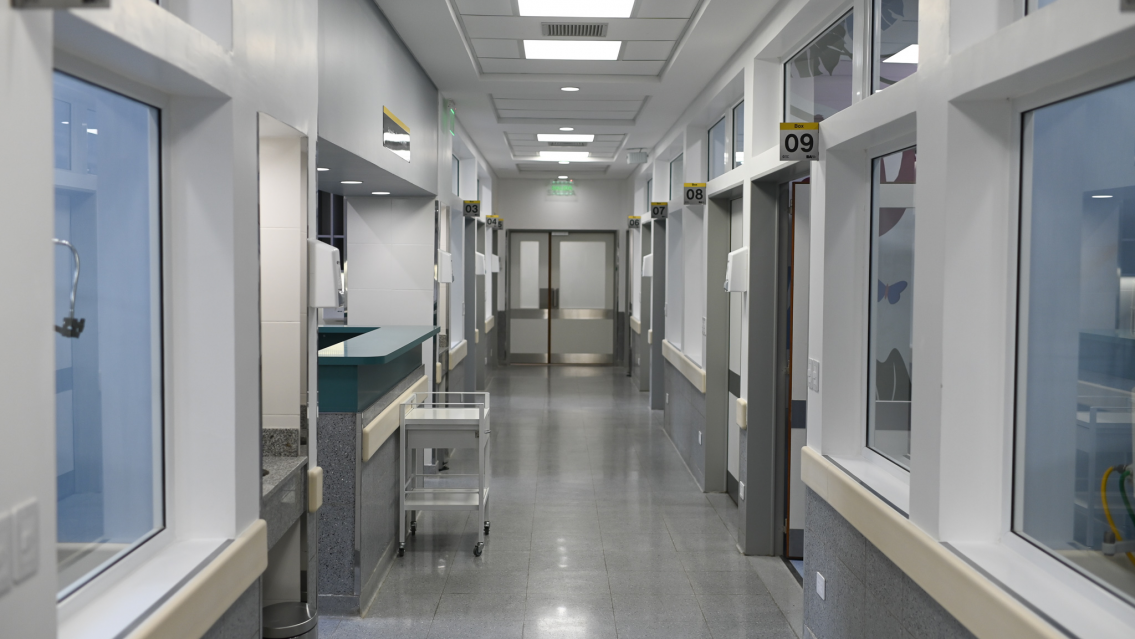 Conmoci�n y misterio en el hospital: "vieron caer un cuerpo desde el piso 14"