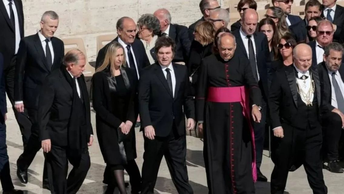 Javier y Karina Milei participaron de la homil�a en el funeral del papa Francisco 