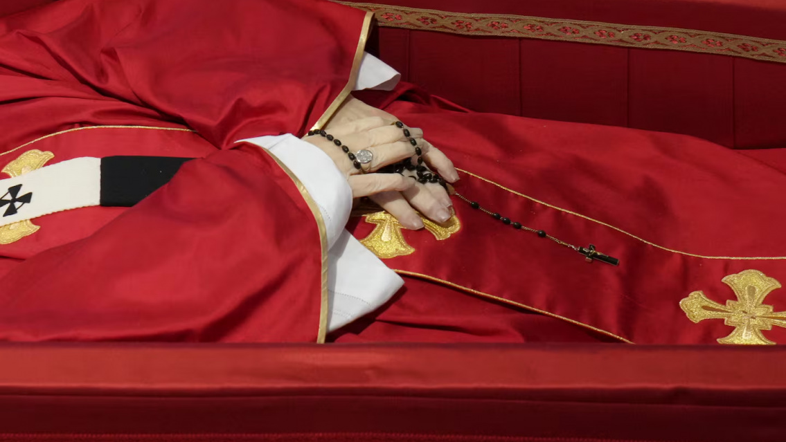 La carta que dej� el Papa Francisco y pusieron al lado de sus restos