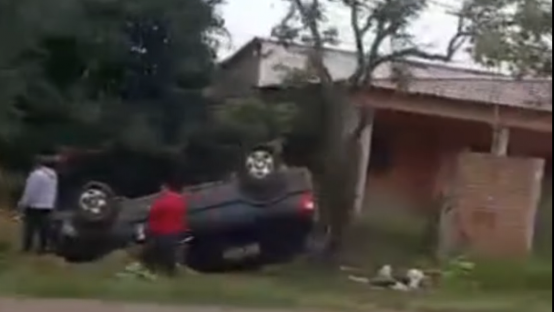 Impactante vuelco en Monterrico: un auto terminó destrozado en Ruta 42