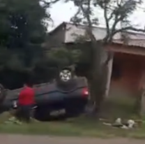 Impactante vuelco en Monterrico: un auto terminó destrozado en Ruta 42