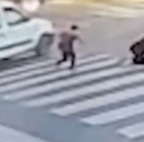 [HORROR] Una nena cruzaba la calle con su mamá y un auto la atropelló a toda velocidad