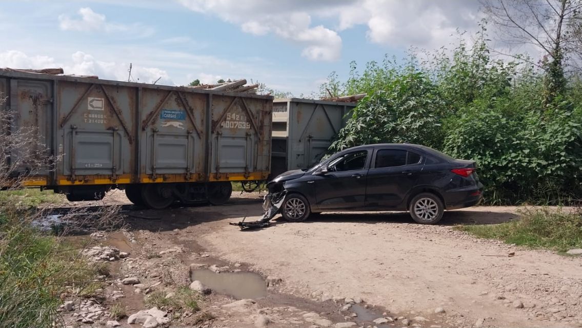 Palpal�: un tren de carga choc� a un autom�vil