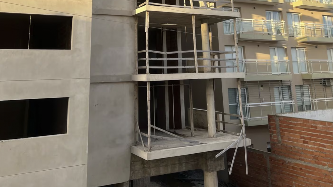 Se desmoronó un edificio y murió un chico de 24 años